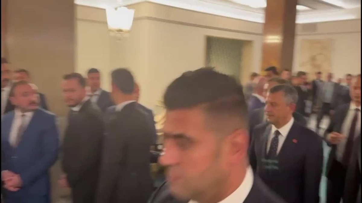 TBMM’de hareketli anlar: Bahçeli ve Özel kuliste tokalaştı