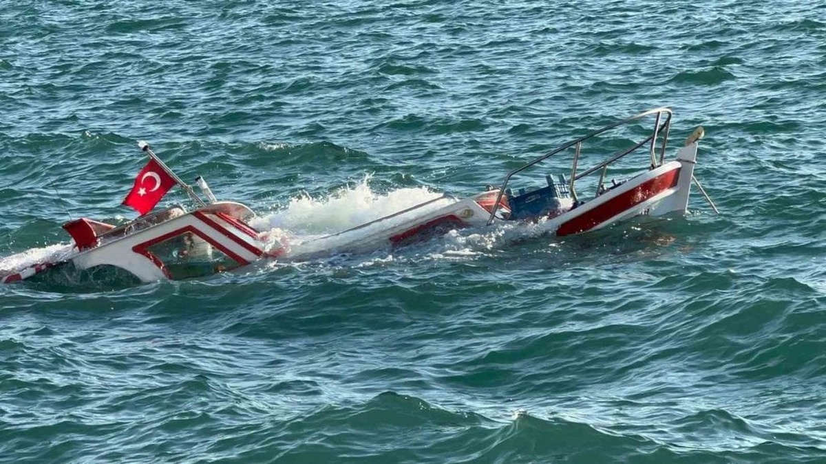 Ayvalık'ta balıkçı teknesi battı