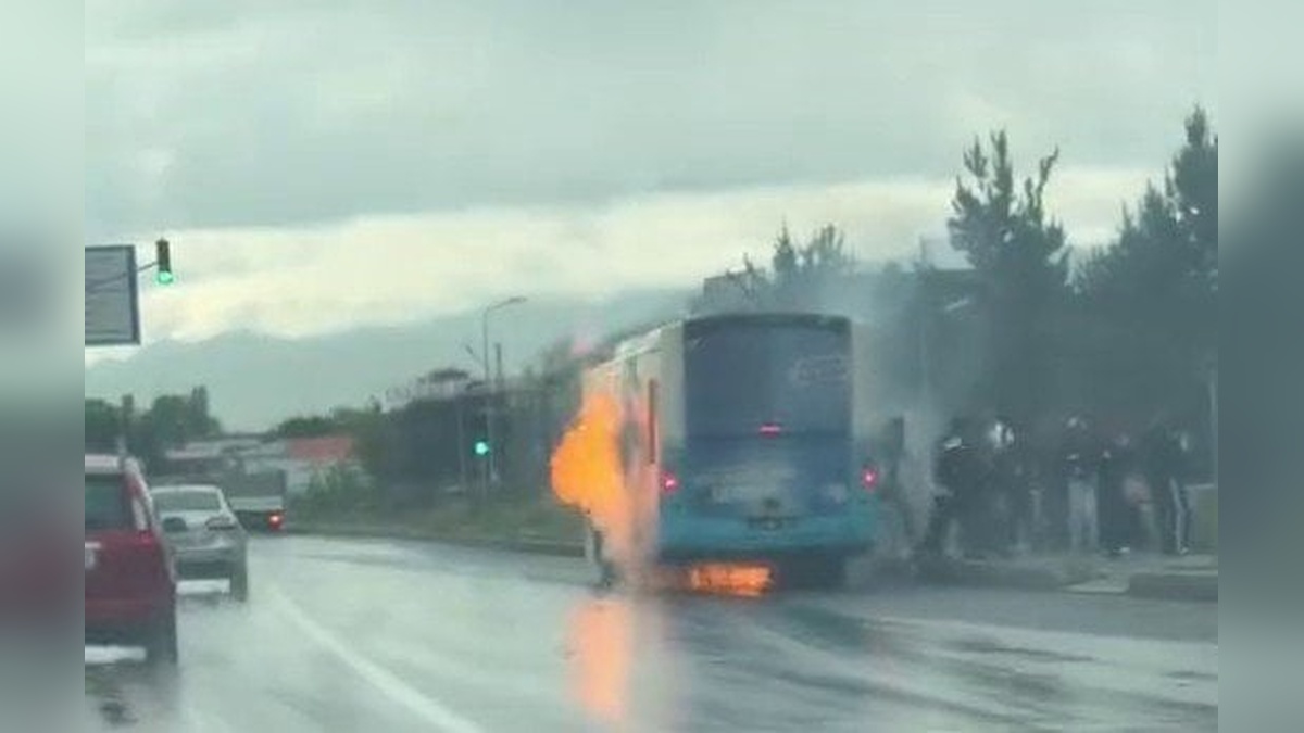 Erzurum'da belediye otobüsü alev aldı: Yolcular tahliye edildi