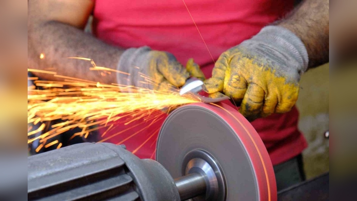 Bayburt'ta Kurban Bayramı öncesi bıçak bileme ustalarının mesaisi arttı