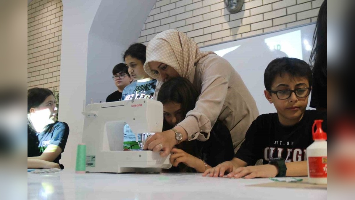 Tepebaşı Belediyesi'nden 'Kadınlar Üretiyor Çocuklar Gülümsüyor' projesi: Çağfen Koleji öğrencileri atık kumaşlardan kitap ayracı üretti
