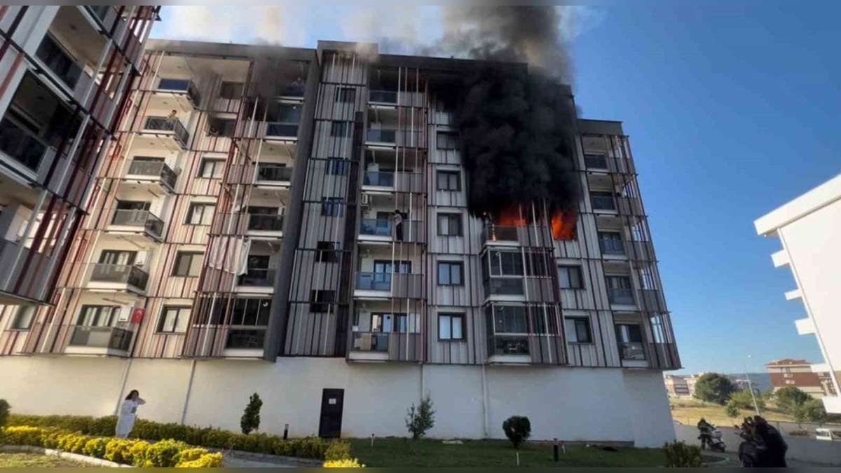 Çanakkale'de site yangını: 10 kişi dumandan etkilendi