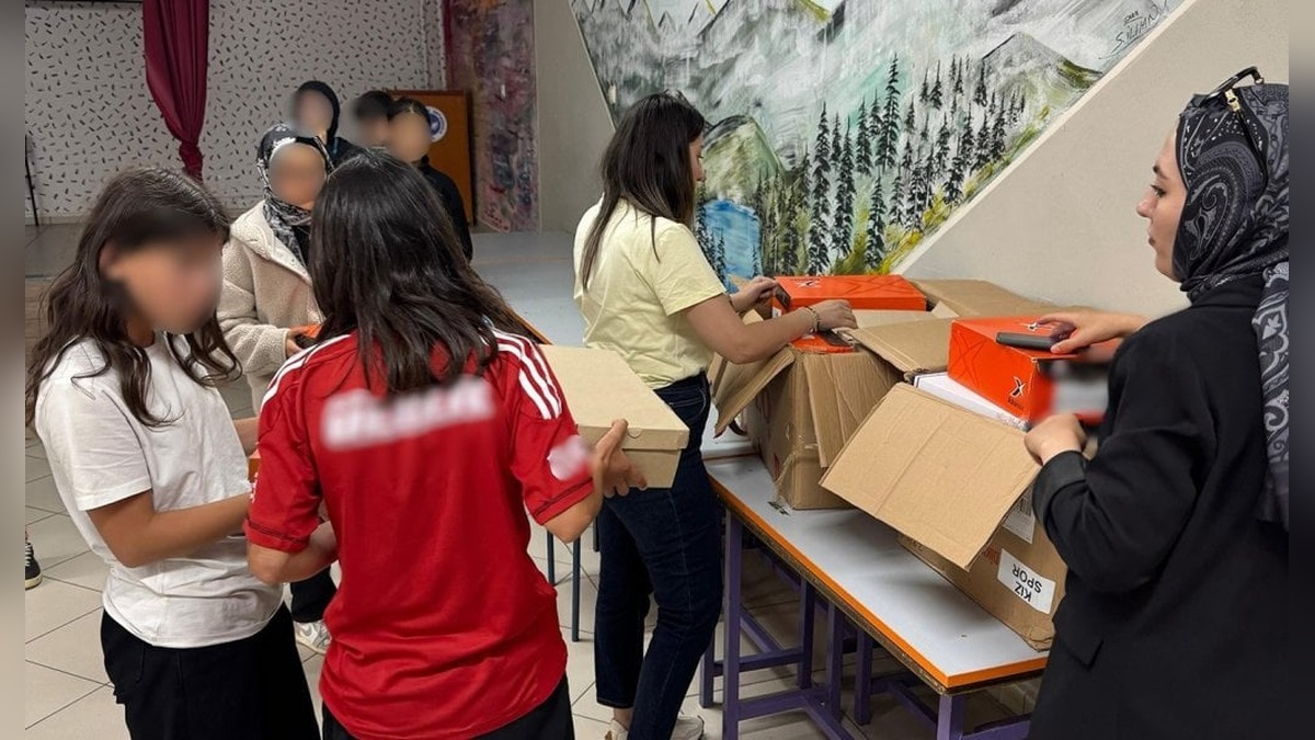 Bayburt'ta bin 173 öğrenciye giyim ve ayakkabı yardımı yapıldı