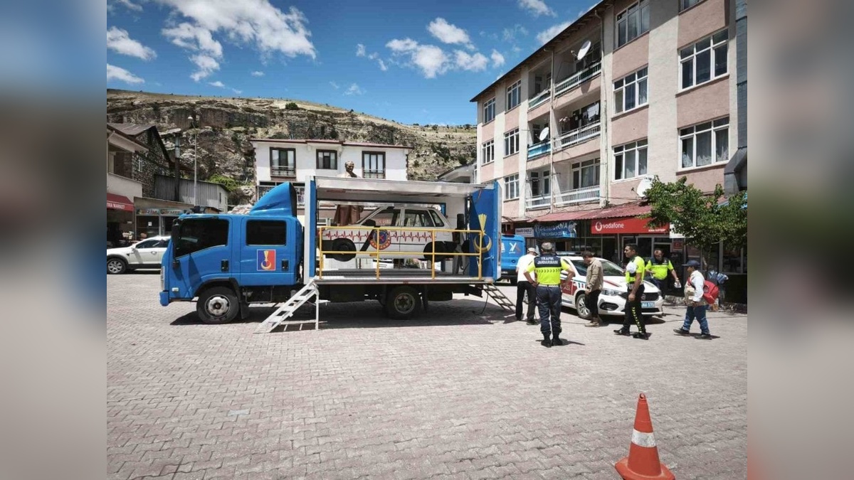 Çemişgezek'te emniyet kemeri simülasyon tırı vatandaşları bilgilendirdi