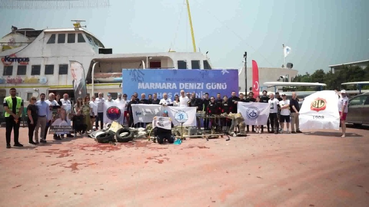 Tuzla sahili’nde 26 gönüllü dalgıçla deniz temizliği