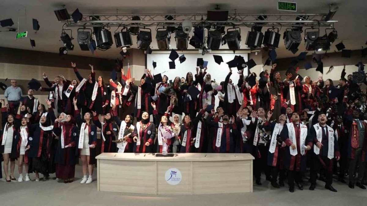 Karabük Üniversitesi'nde üç fakültede mezuniyet coşkusu yaşandı