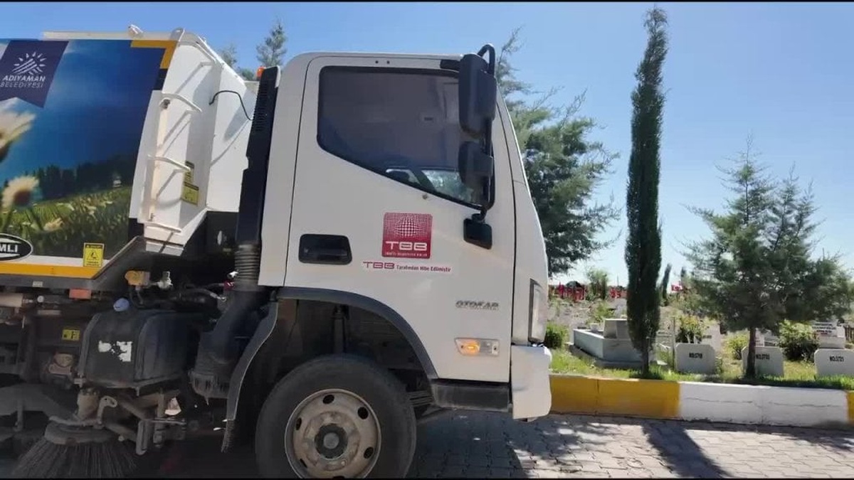 Adıyaman Belediyesi, Kurban Bayramı öncesi mezarlıklarda temizlik çalışması yapıyor