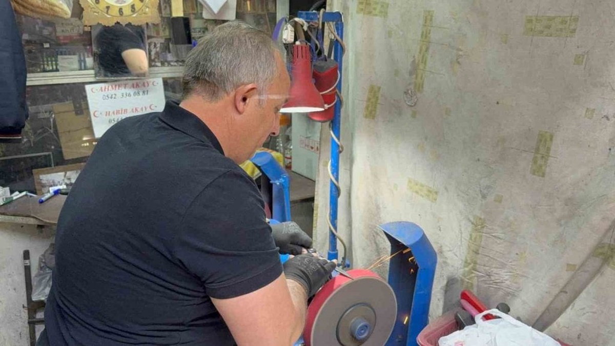 Bolvadin'de Kurban Bayramı öncesi bıçak bileme yoğunluğu