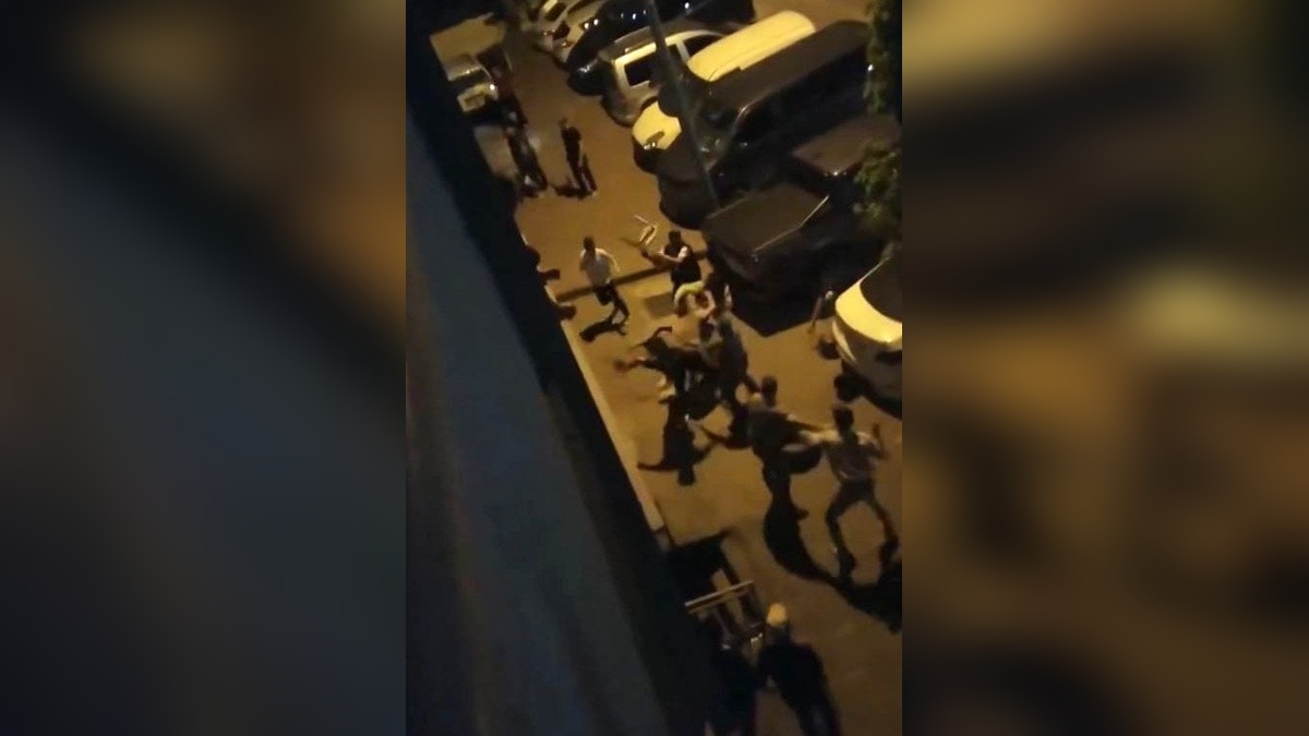 Bayrampaşa'da iki grup arasında kavga: Sandalyeler havada uçuştu