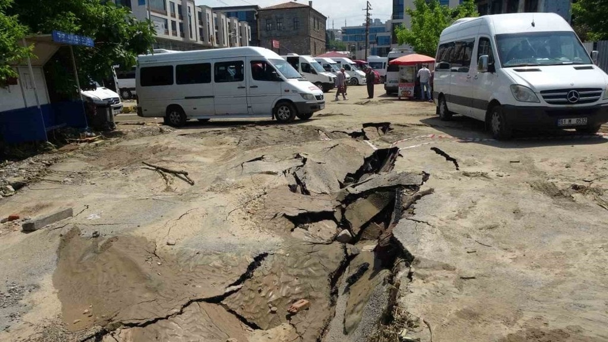 Trabzon'da sel felaketi: Minibüs durağında beton zemin çöktü