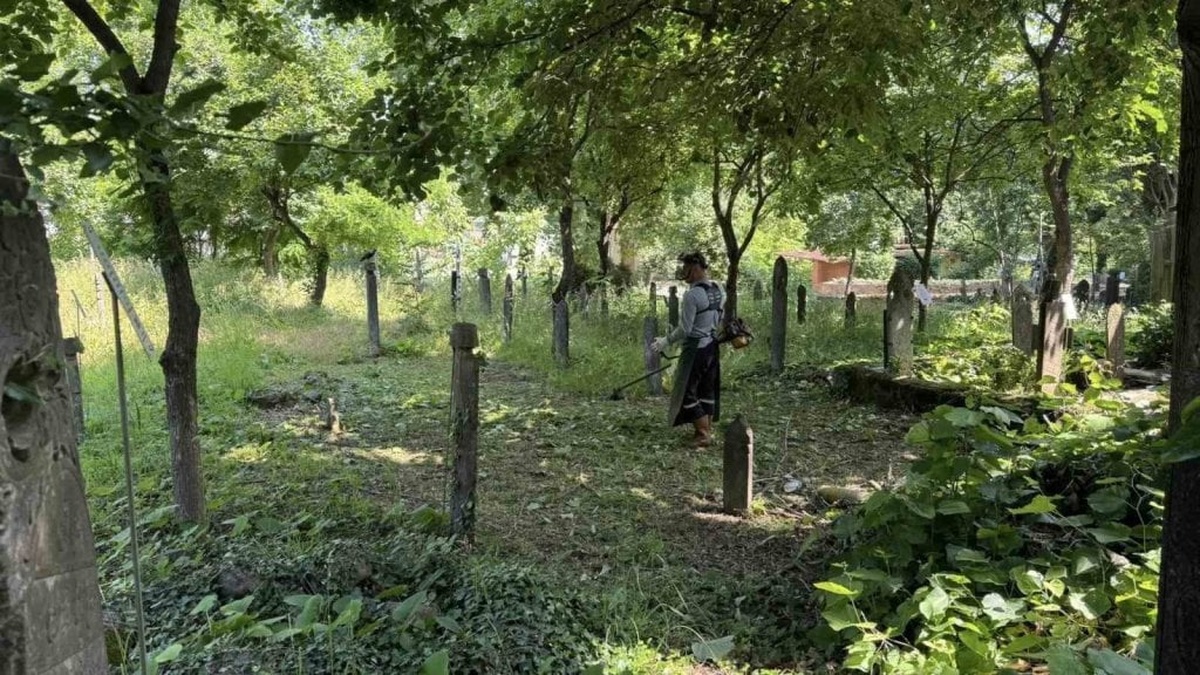 Kartepe Belediyesi, Kurban Bayramı öncesi mezarlıklarda temizlik çalışması gerçekleştirdi