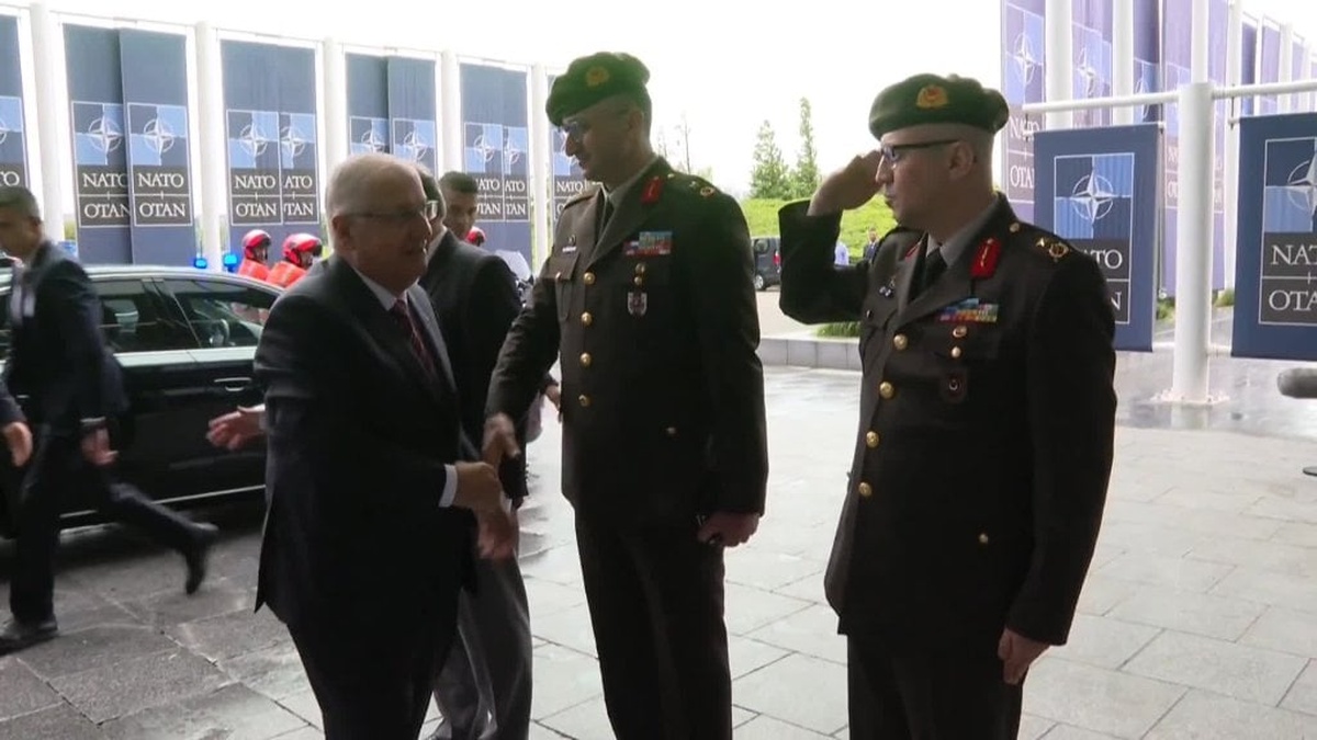 Bakan Güler, Brüksel'de NATO Daimi Temsilciliği ve Türk Askeri Temsil Heyet Başkanlığı'nı ziyaret etti