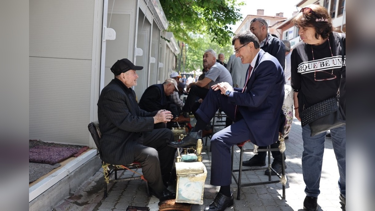 Kütahya Belediyesi'nden ayakkabı boyacılara 7 yeni hizmet alanı