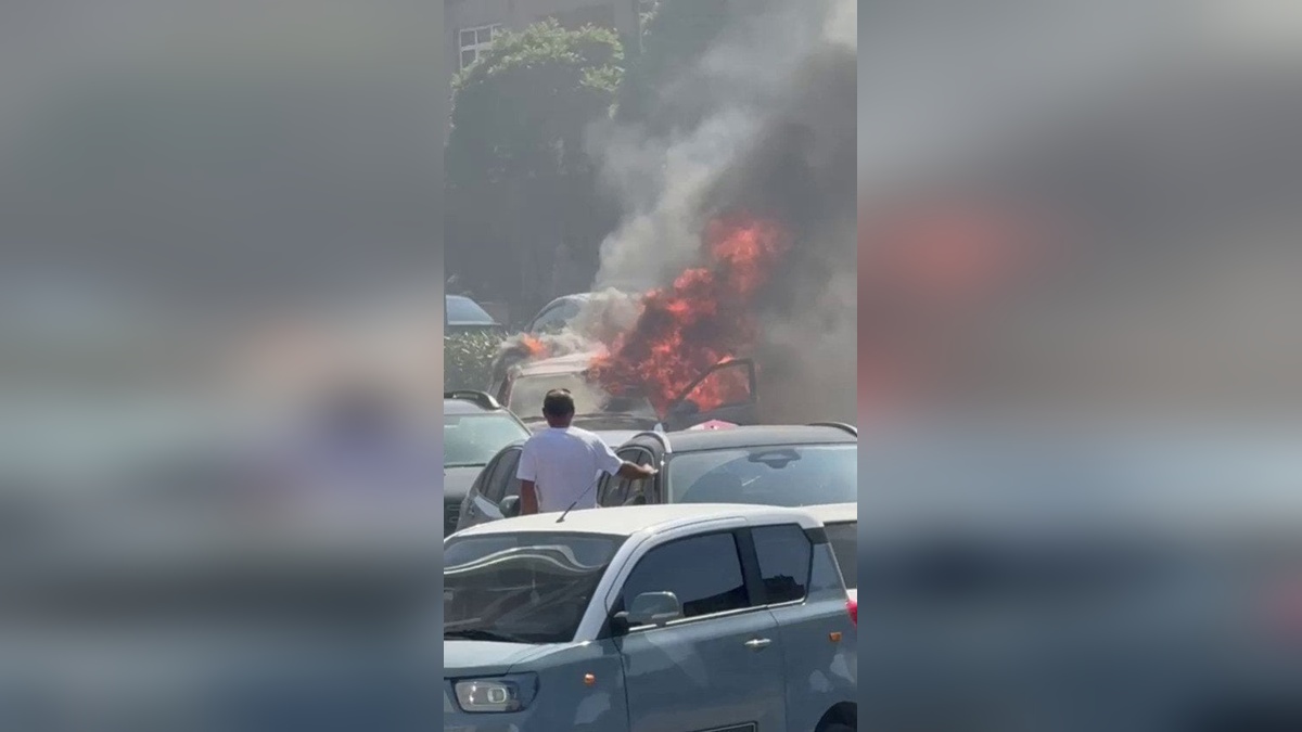 Kartal'da otomobil alev alev yandı