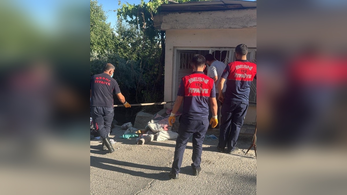 Adıyaman'da evdeki yılan paniğe neden oldu