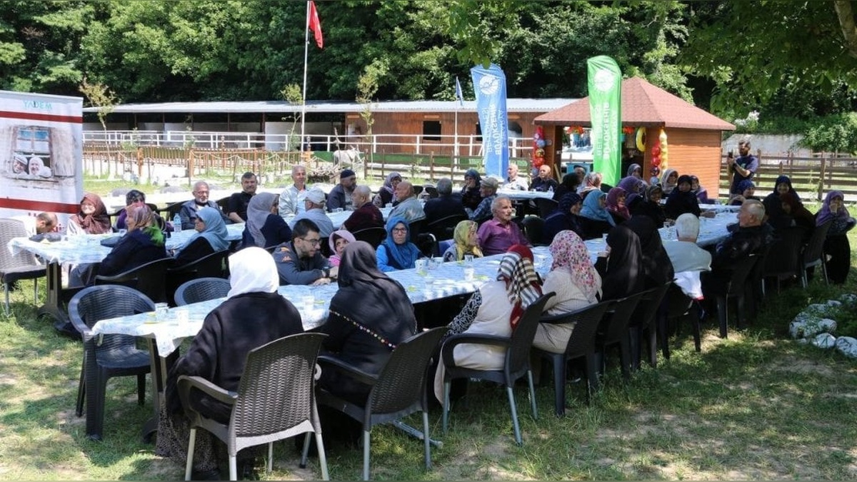 Sakarya Büyükşehir Belediyesi, Geyve Doğançay'da yaşlılara özel piknik düzenledi