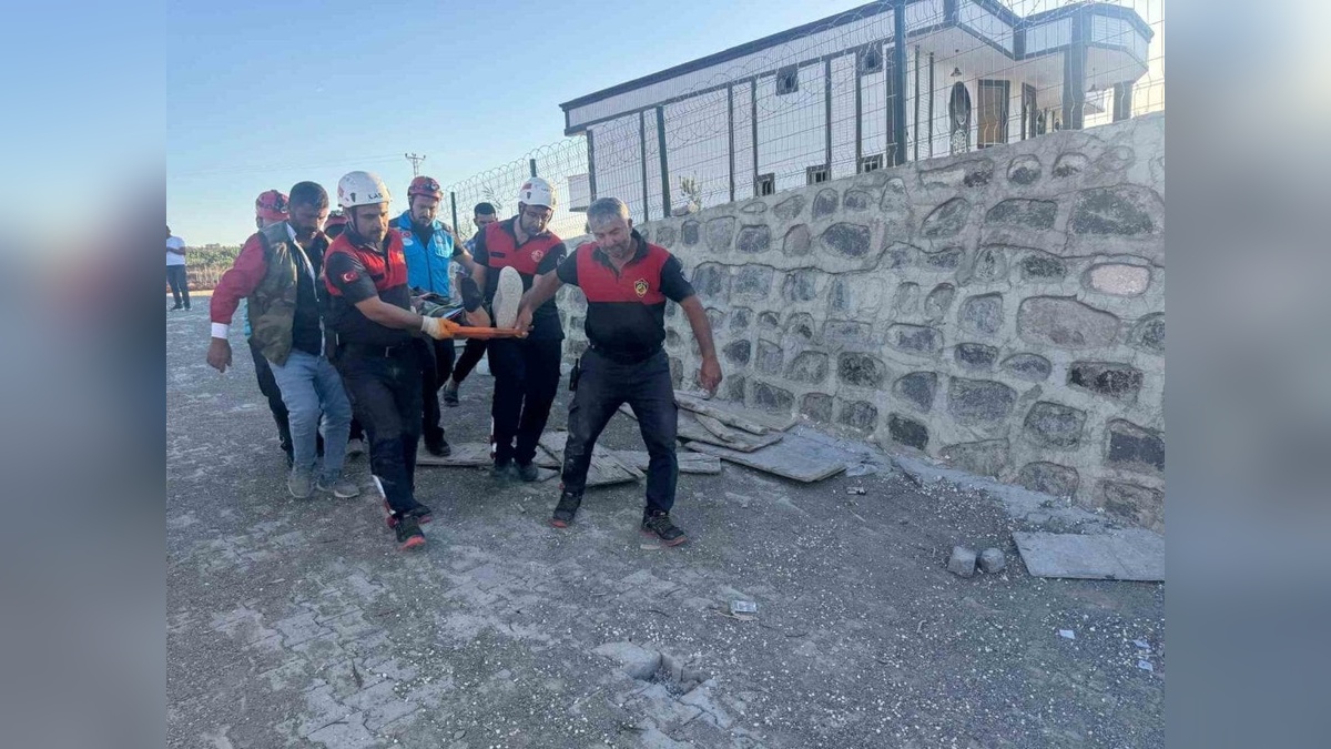 Şanlıurfa'da istinat duvarı çöktü: 4 işçi yaralandı