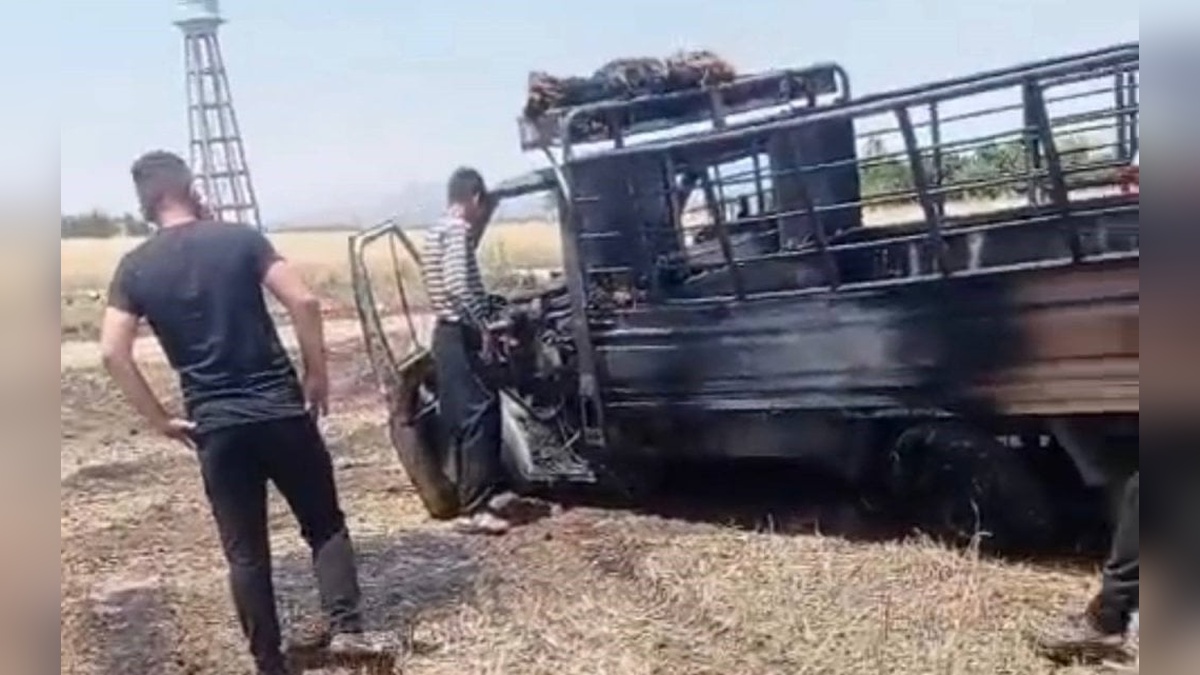 Adana'da kamyonet alev alev yandı