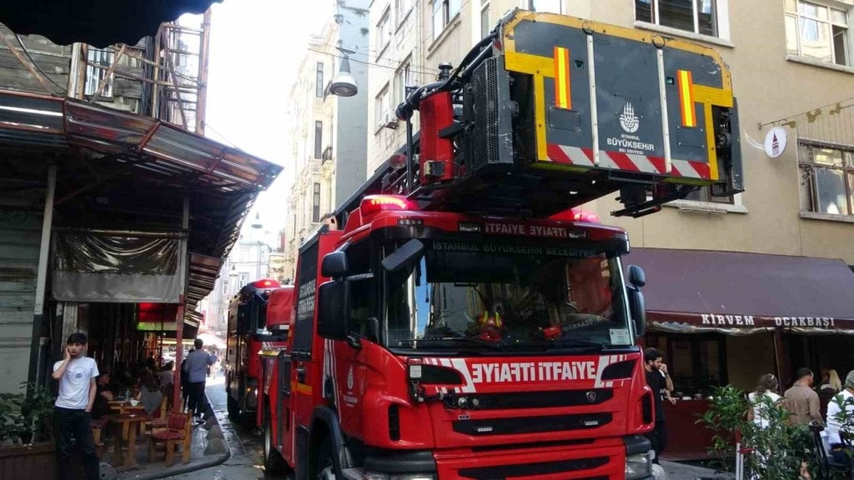 Beyoğlu'nda 7 katlı iş yerinde yangın