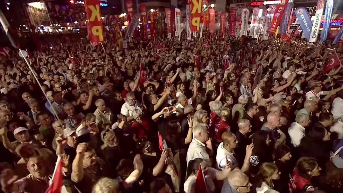 CHP lideri Özel'den Gaziosmanpaşa mitinginde 'darbe' suçlaması: 'savcı cübbesiyle darbe yapıyorlar'