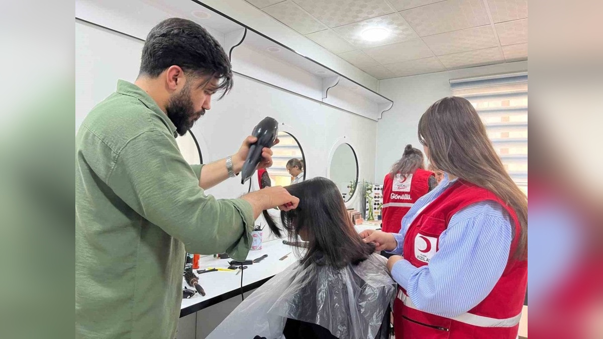 Ağrı'da çocuklar Kurban Bayramı öncesi Kızılay'la güzelleşti