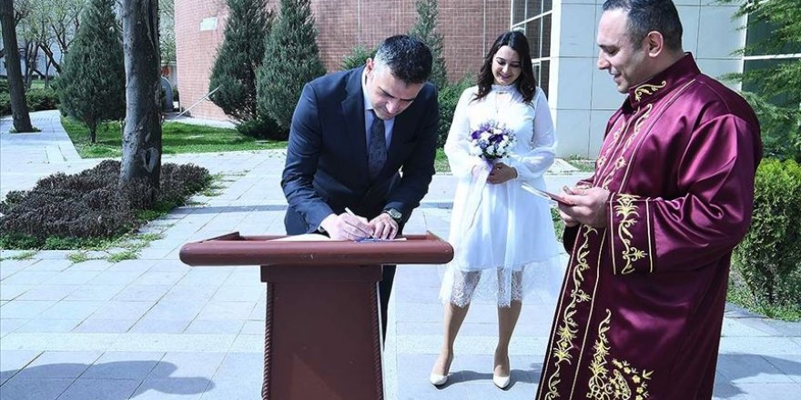 Başkentte koronavirüs nedeniyle bahçede nikah dönemi