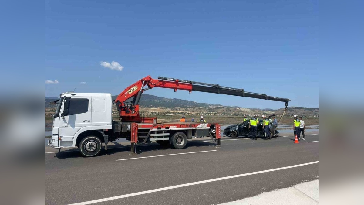 Çorum'da otomobil sulama kanalına devrildi: 1'i bebek 3 yaralı