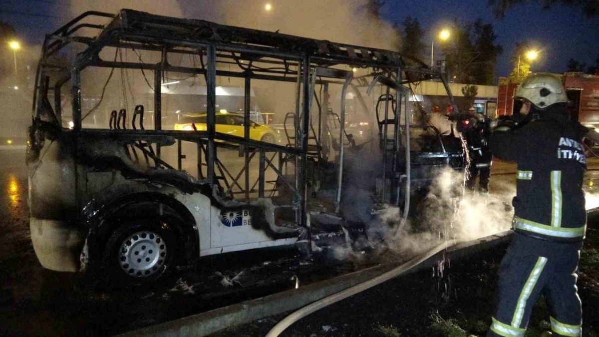 Antalya'da halk minibüsü alev alev yandı: Sürücü yaralandı