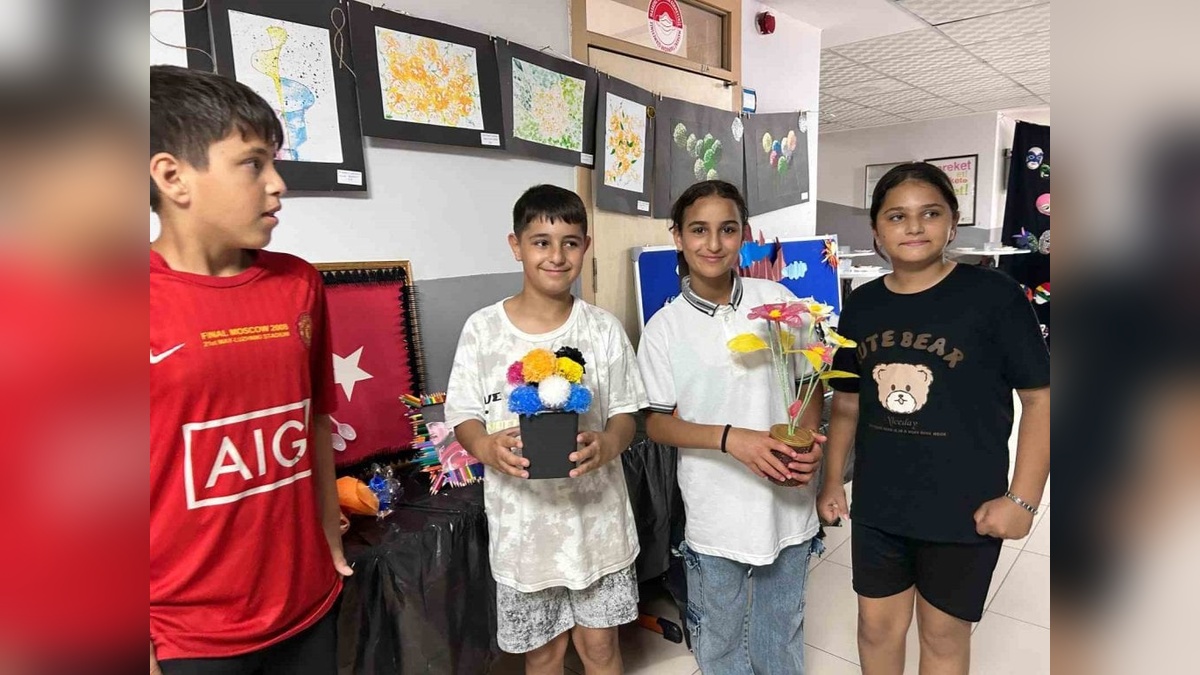 İskenderun Necip Fazıl Kısakürek Ortaokulu'nda geri dönüşüm sergisi açıldı