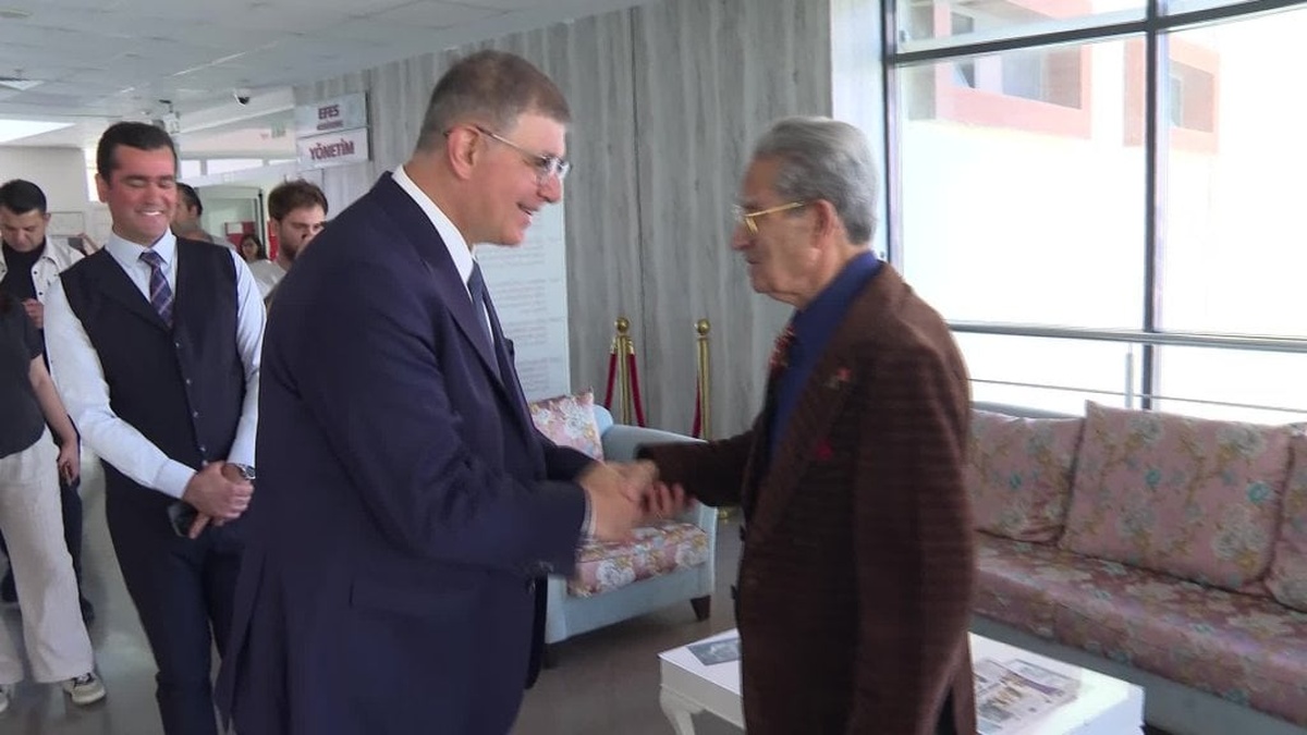 Başkan Tugay, bayramda huzurevi sakinleri ve hastalarla buluştu