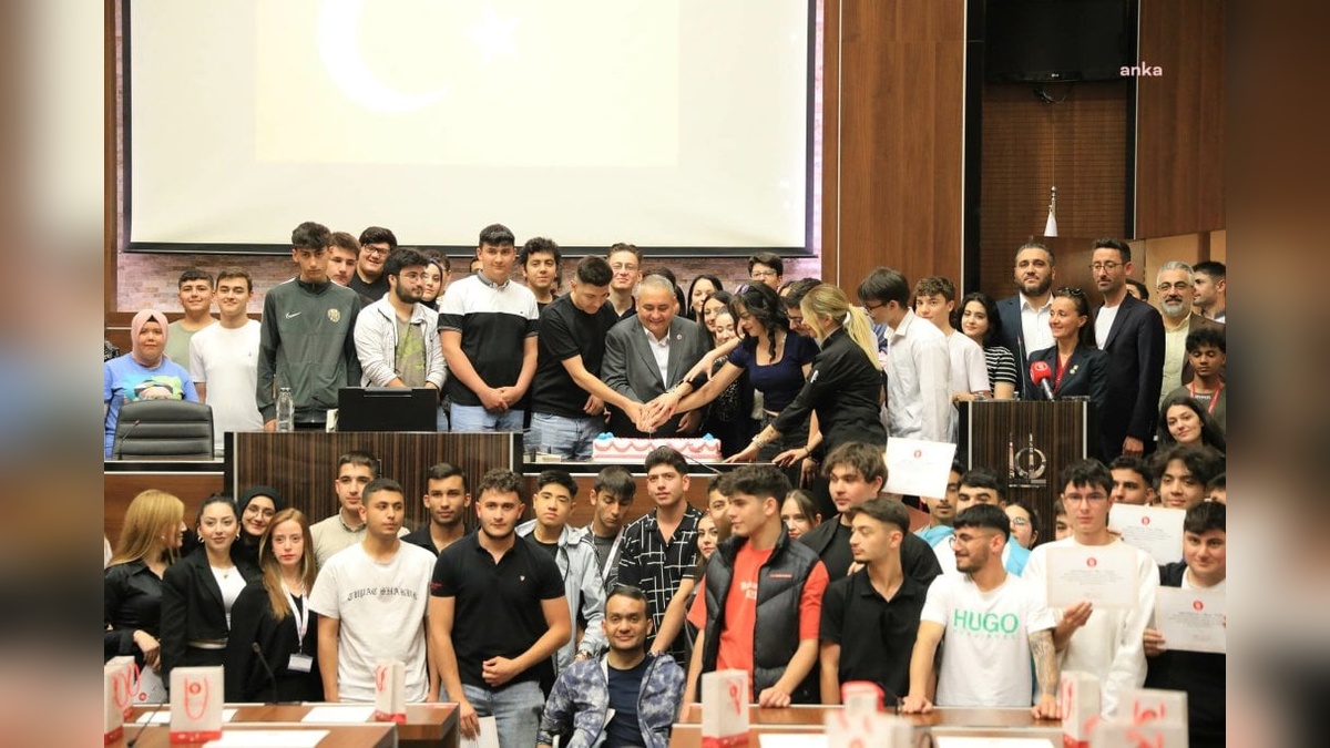 Keçiören Belediye Başkanı Özarslan, stajyer öğrencilere teşekkür belgesi verdi