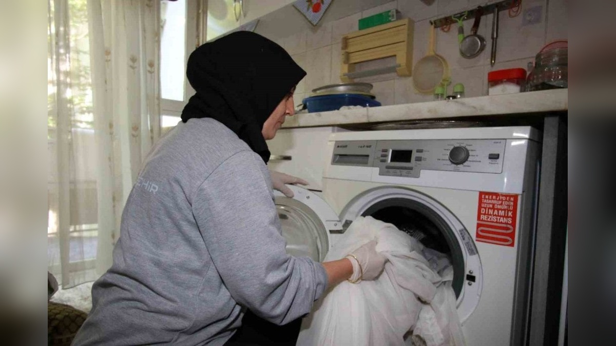 Kocaeli Büyükşehir Belediyesi, bayram öncesi yaşlı ve engelli vatandaşların evlerini temizliyor