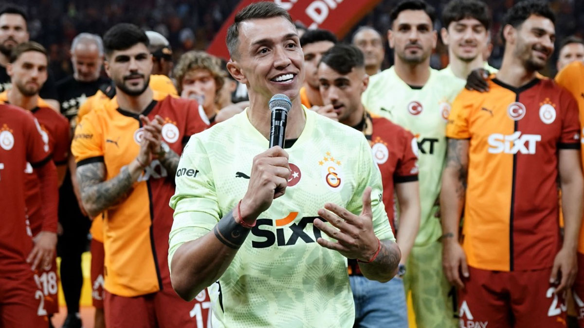 Galatasaray'ın yıldızı Muslera, ülkesine döndü
