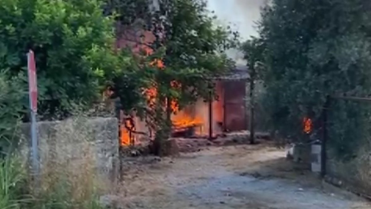 Çıkan yangında prefabrik ev kullanılamaz hale geldi