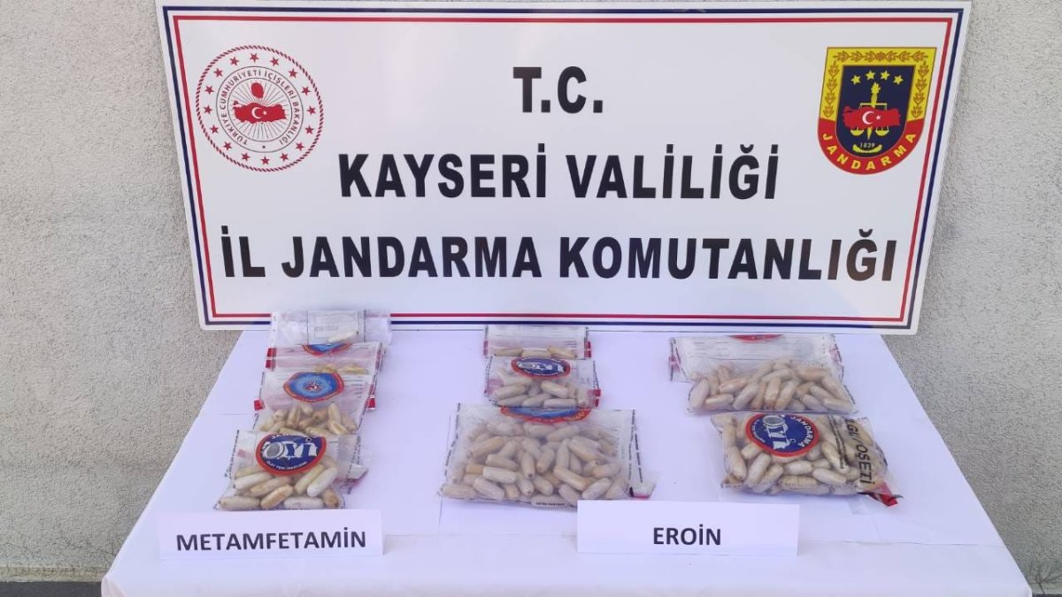 Mide ve bağırsaklarında 3 kilo uyuşturucuyla yakalandılar!