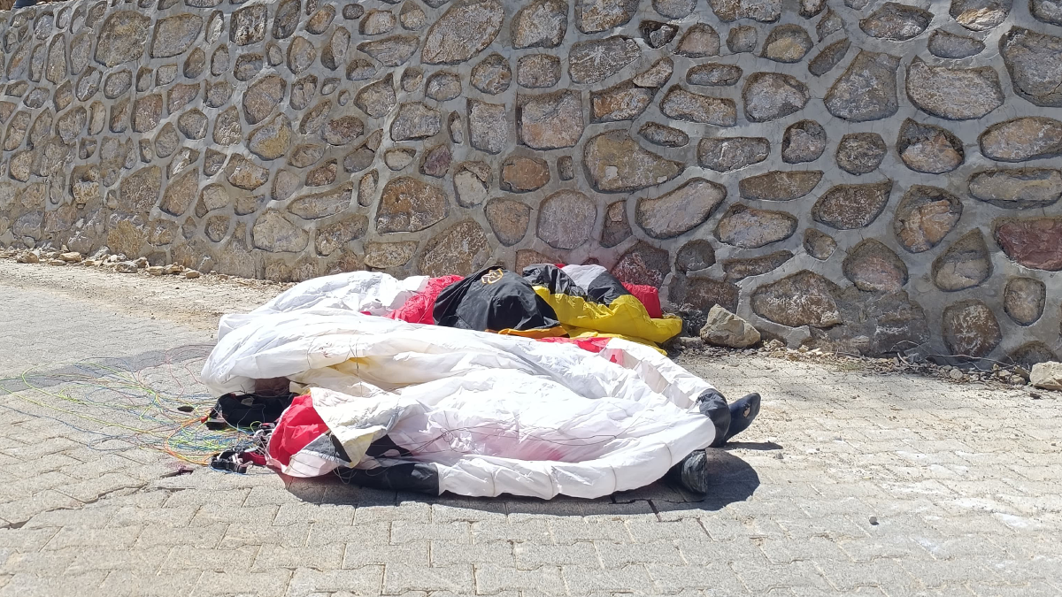 İsviçreli yamaç paraşütçüsü yola düşerek hayatını kaybetti