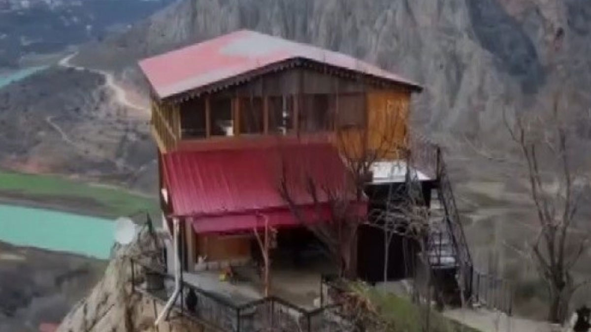 Kayalığa yapılan ev 96 basamağıyla görenleri hayrete düşürüyor