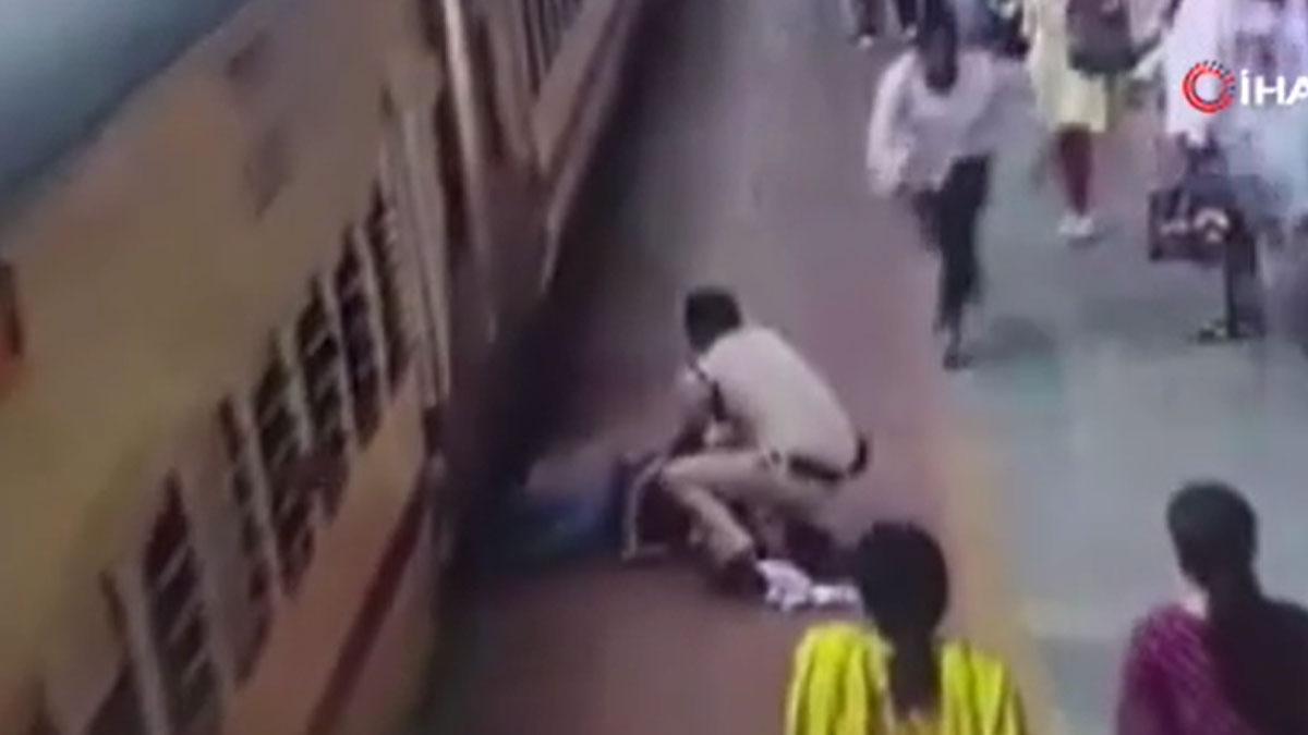 Hindistan'da hareket halindeki trene binmeye çalışan kadın son anda kurtuldu