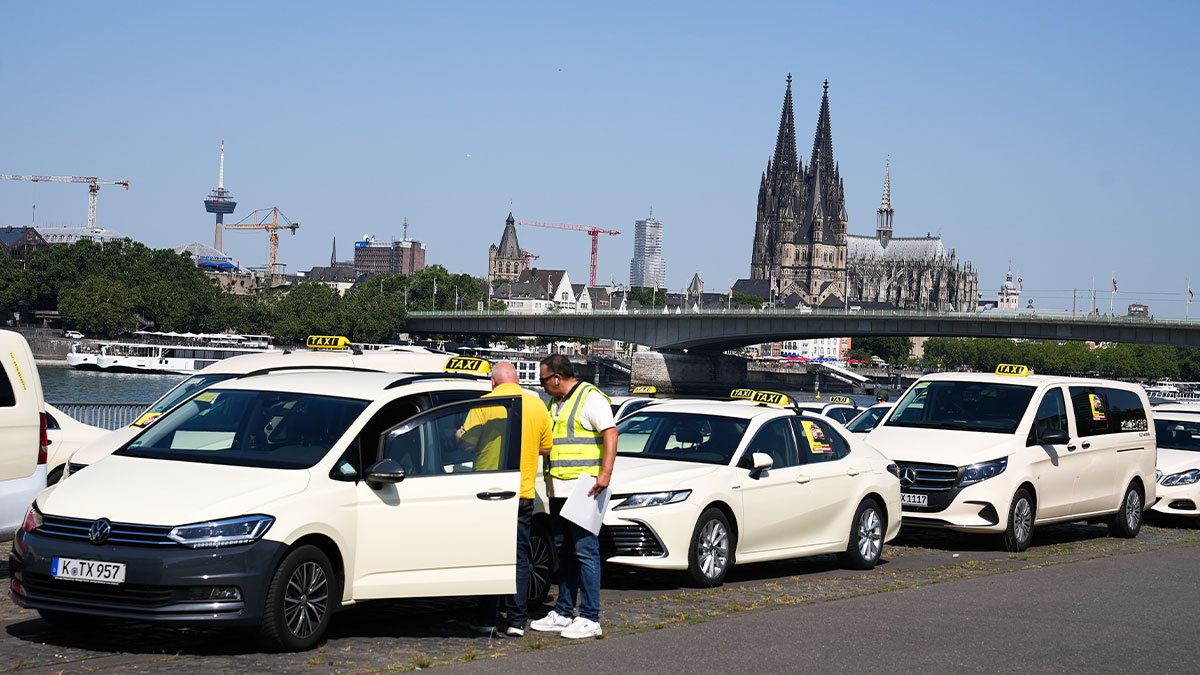 Almanya'da taksicilerin adil rekabet çağrısı! Araçlar uzun kuyruklar oluşturdu
