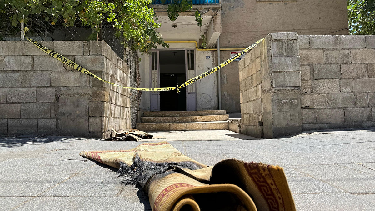 İntihar etmeye çalışan kızını benzinle yaktı