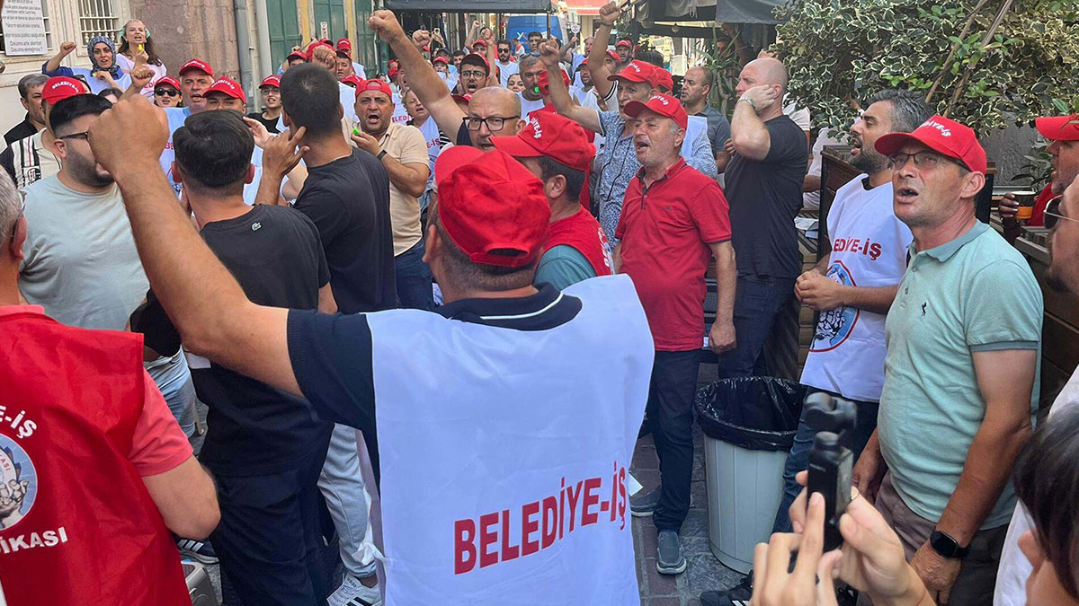 İşten çıkarılan belediye işçileri eylemde: Geri adım atmayacağız