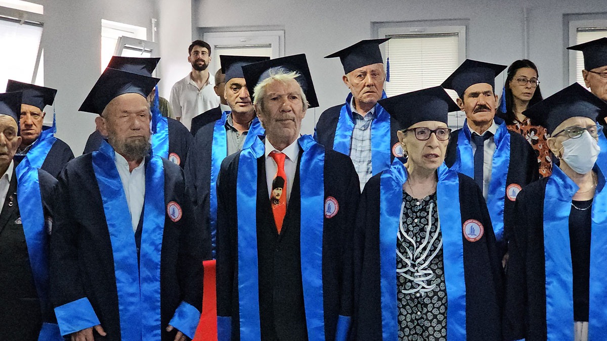 60 yaş üstü mezunlar kep attı