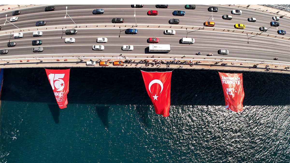 Dev Türk Bayrağı köprüye asıldı