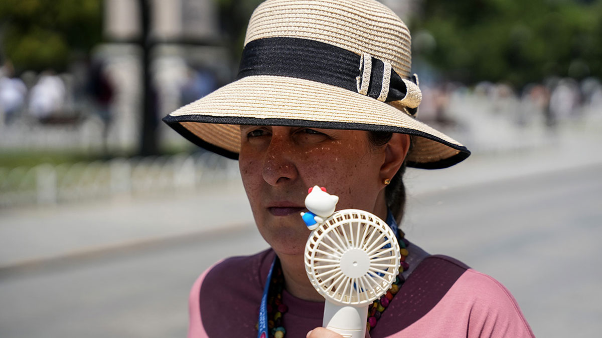 İstanbul'da termometreler 42 dereceyi görünce turistler el vantilatörleri ile serinliyor