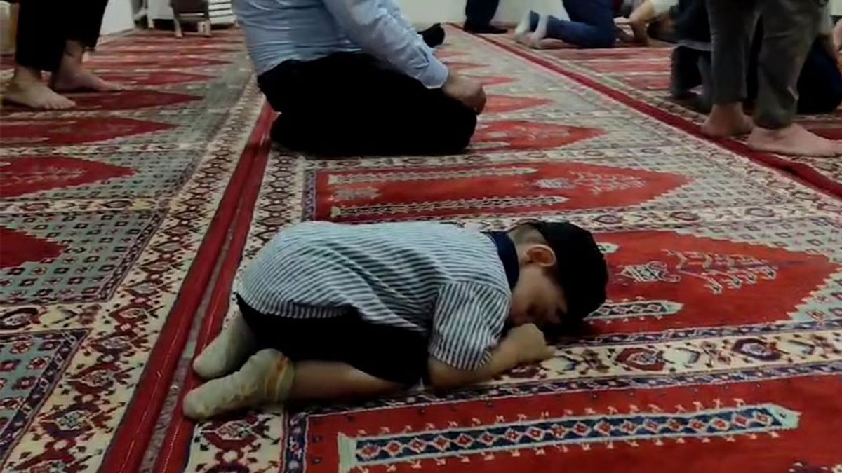 Camide uyuyakaldı