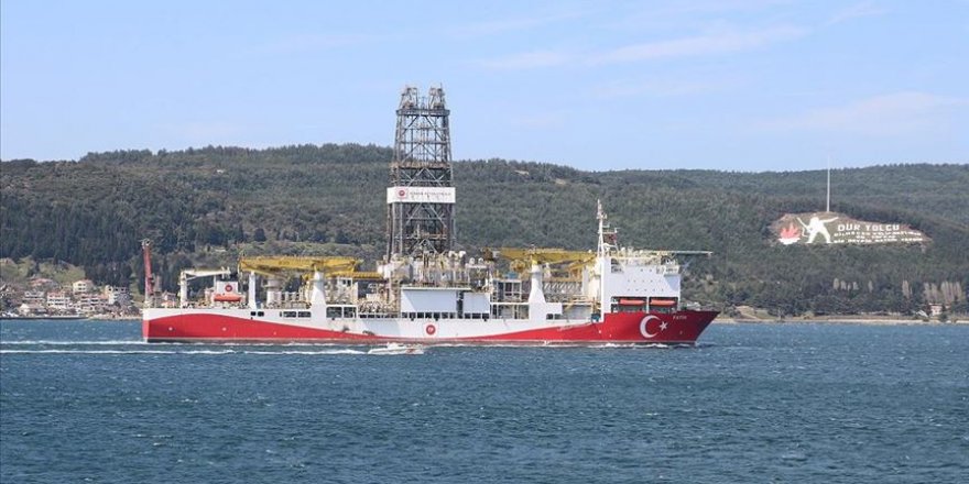 'Fatih' Çanakkale Boğazı'ndan geçti