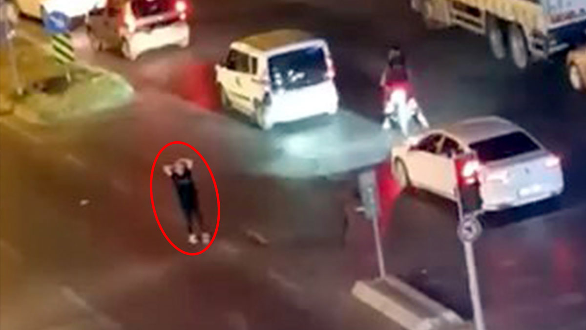 Türk bayrağını yere sermişti! O hakaret cezasız kalmadı