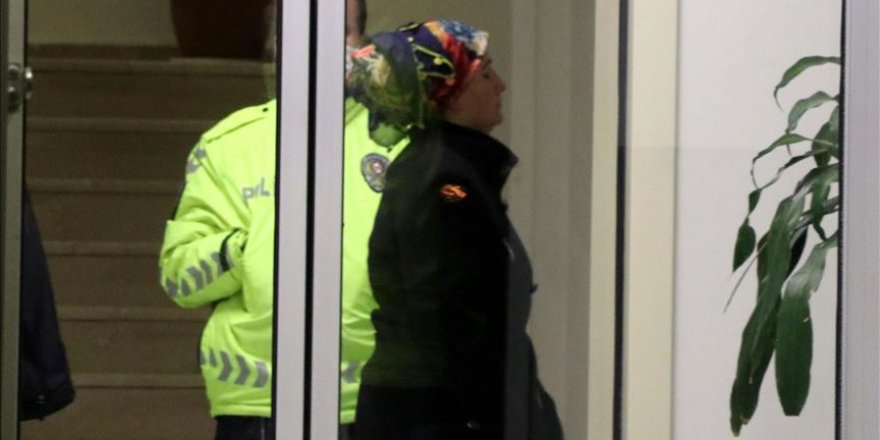 Apartmanın merdiven korkuluklarına sıvı süren kadın gözaltına alındı