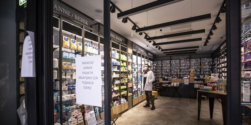 İzmir'de eczanelerden ücretsiz maske dağıtımı başladı