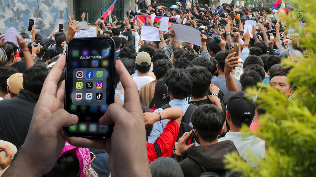 Sosyal medya yasaklandı! Protestolarda ortalık karıştı